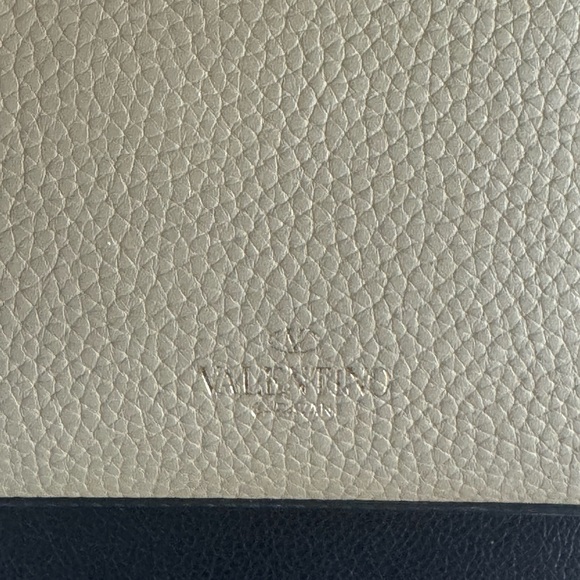 100% Valentino Rockstad over the shoulder, clutch excellent condition with tags - Picture 10 of 10